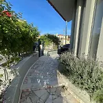 Villa Besthomestay- *